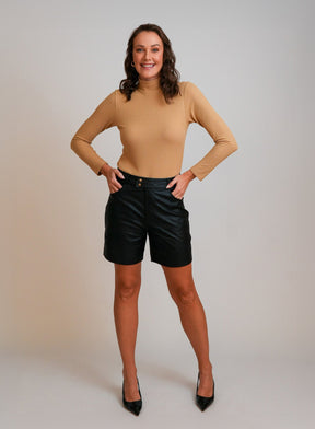 Bermuda em PU Material Sintético Preta Silvia