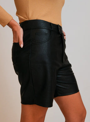 Bermuda em PU Material Sintético Preta Silvia