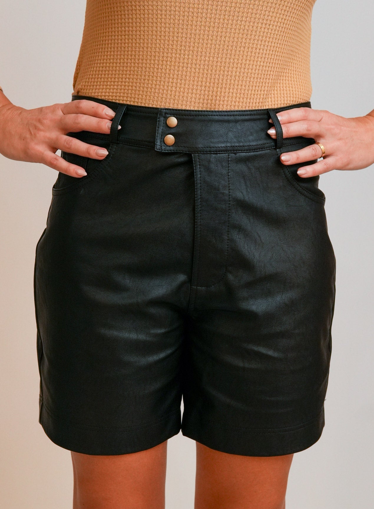 Bermuda em PU Material Sintético Preta Silvia