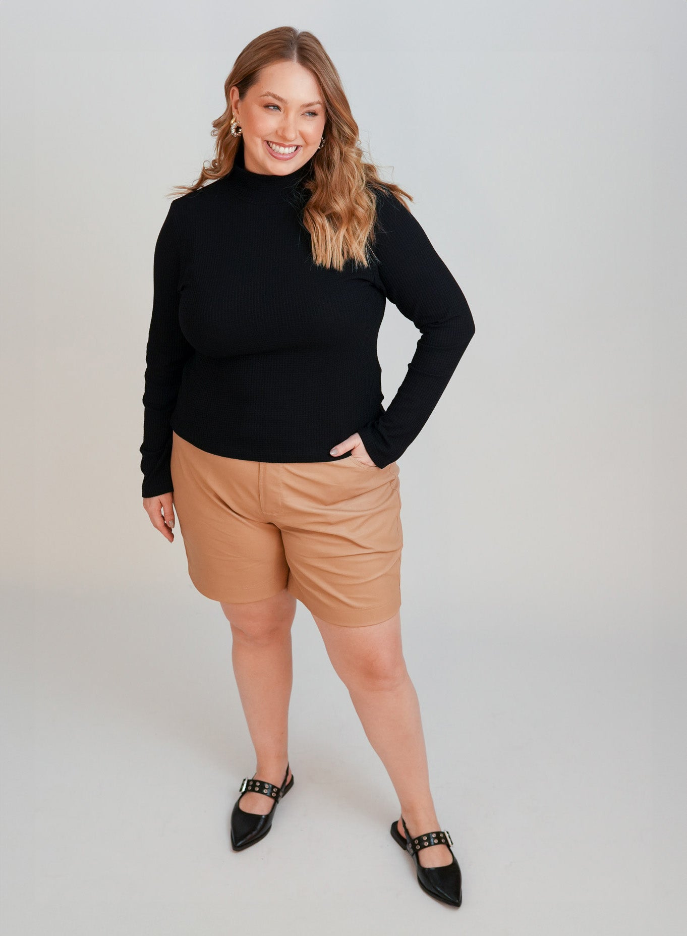 Bermuda em PU Material Sintético Caramelo Silvia