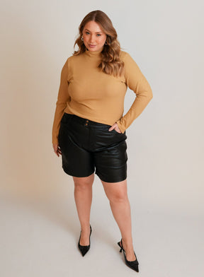 Bermuda em PU Material Sintético Preta Silvia
