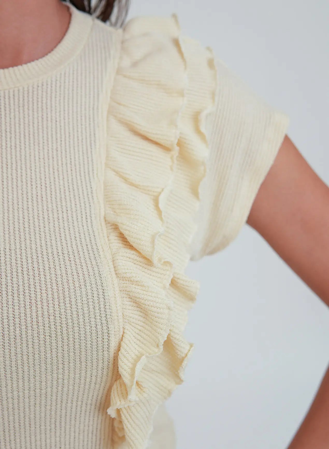 Blusa com Recortes e Babados Estela Bege Manteiga