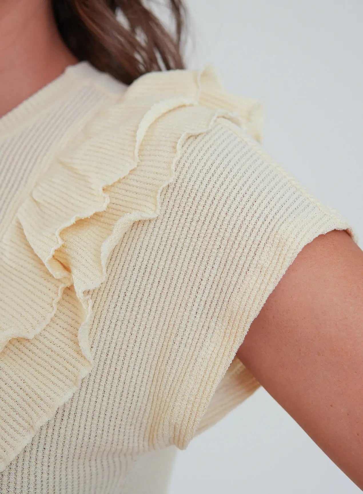 Blusa com Recortes e Babados Estela Bege Manteiga