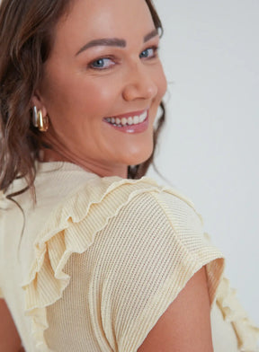 Blusa com Recortes e Babados Estela Bege Manteiga