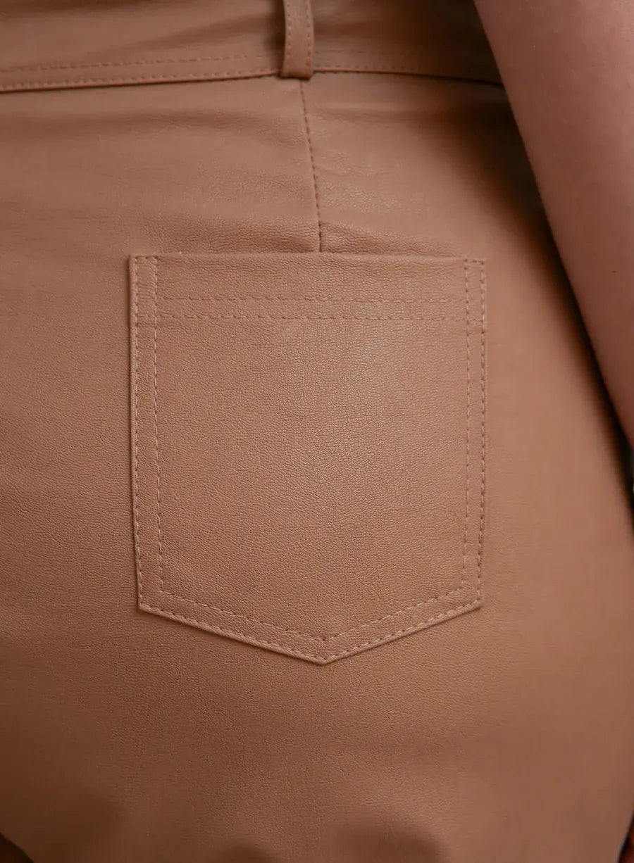 Bermuda em PU Material Sintético Caramelo Silvia