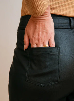 Bermuda em PU Material Sintético Preta Silvia