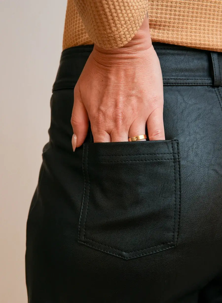 Bermuda em PU Material Sintético Preta Silvia