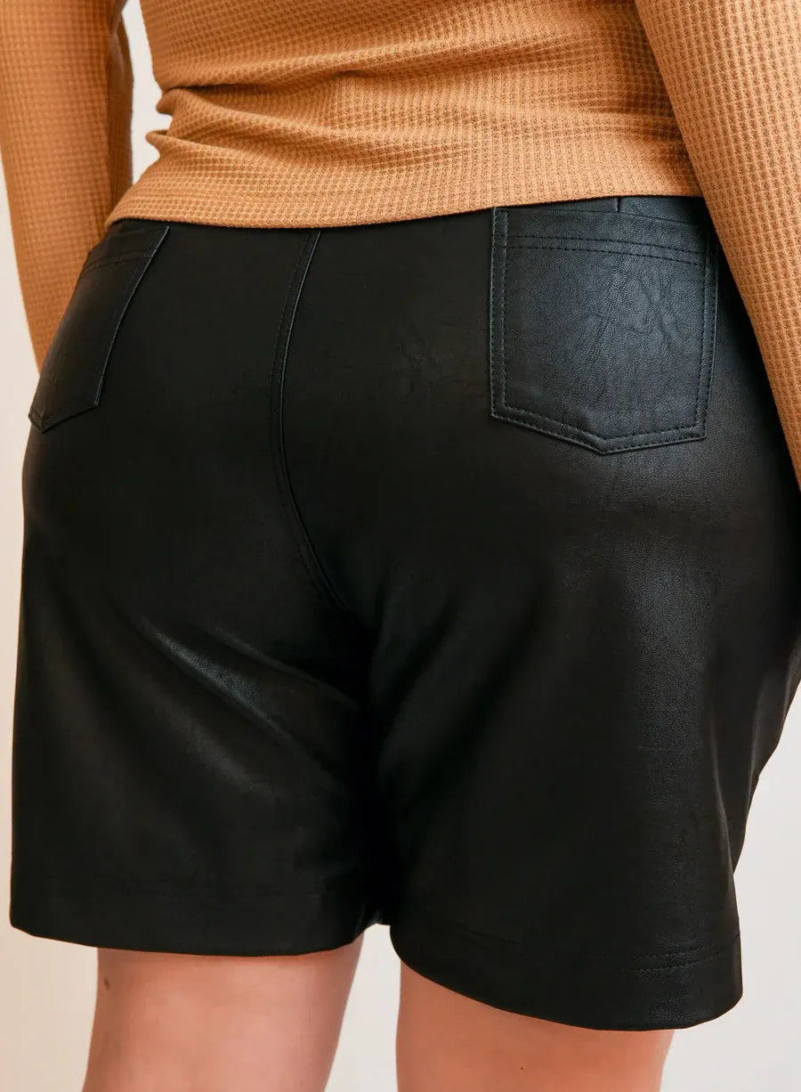 Bermuda em PU Material Sintético Preta Silvia